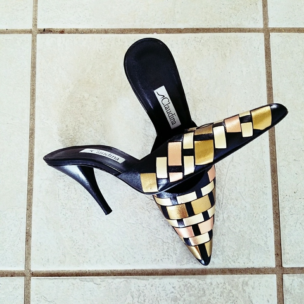 Genuine leather mules. In gold bronze and brass